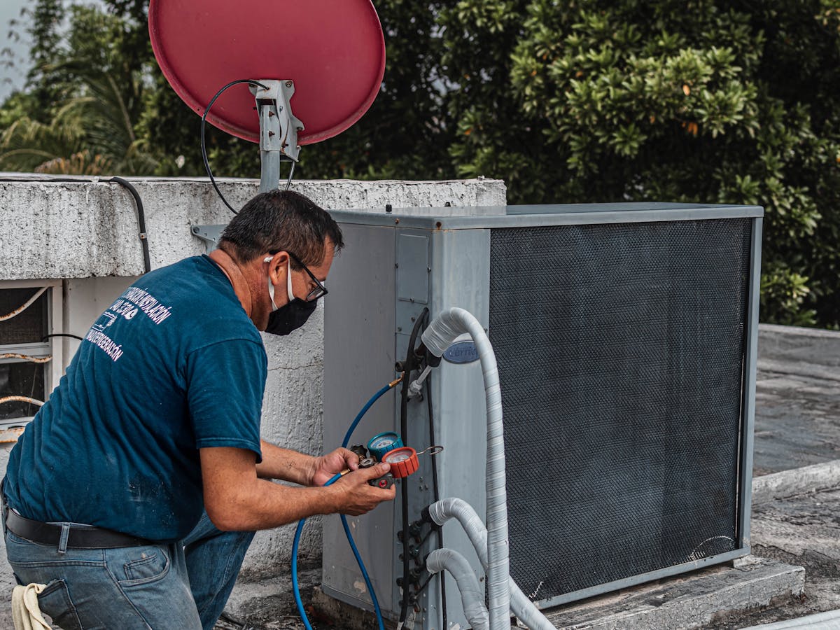 Técnico realizando higienização de ar condicionado em Cascavel PR