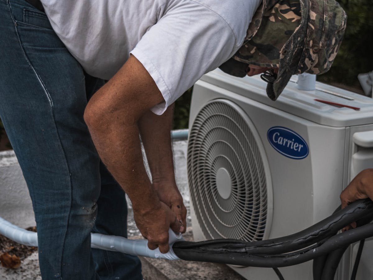 Técnico instalando ar condicionado split em residência em Cascavel PR